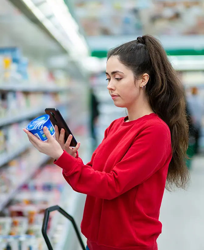 Une femme dans un magasin