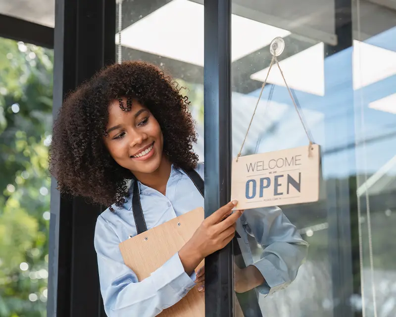 Une vendeuse qui ouvre son magasin