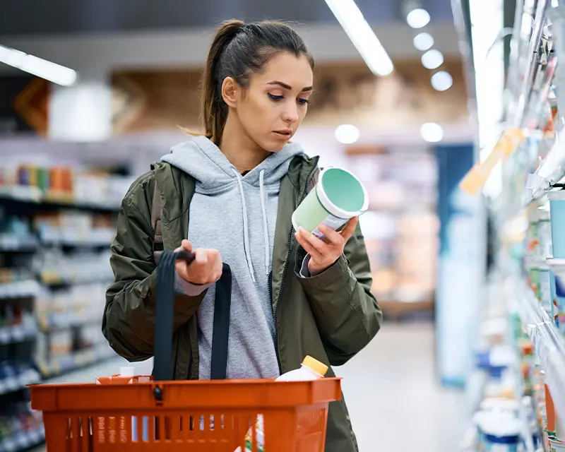 Une femme qui fait ses courses