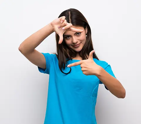 Une femme mimant une photo