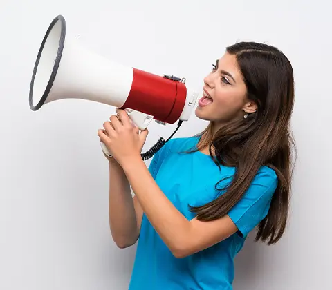 Une femme criant dans un mégaphone