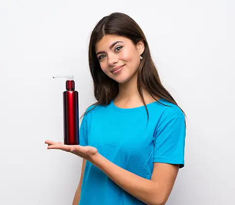 Une femme présentant un produit